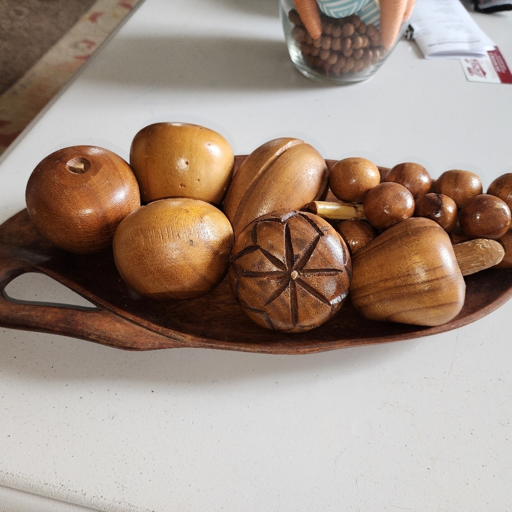 Ctg Monkeypod Wood Fruit & 15" Carved Tray